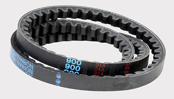 Courroie trapézoïdale usée présentant des fissures et craquelures sur les flancs, signe d'un remplacement nécessaire sur un moteur électrique