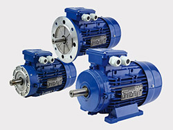 Trois moteurs électriques triphasés industriels